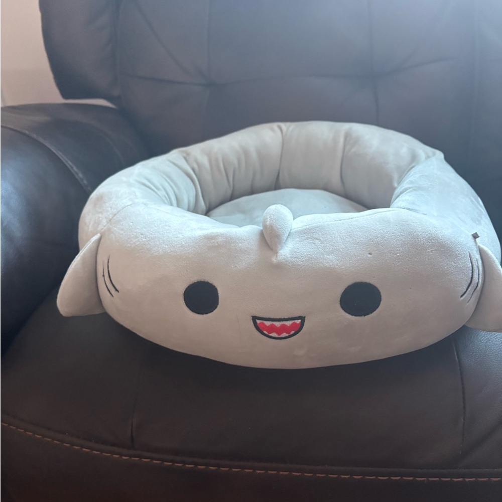Gray Squishmallow pet bed: euc shows no sign of wear - Picture 2 of 4
